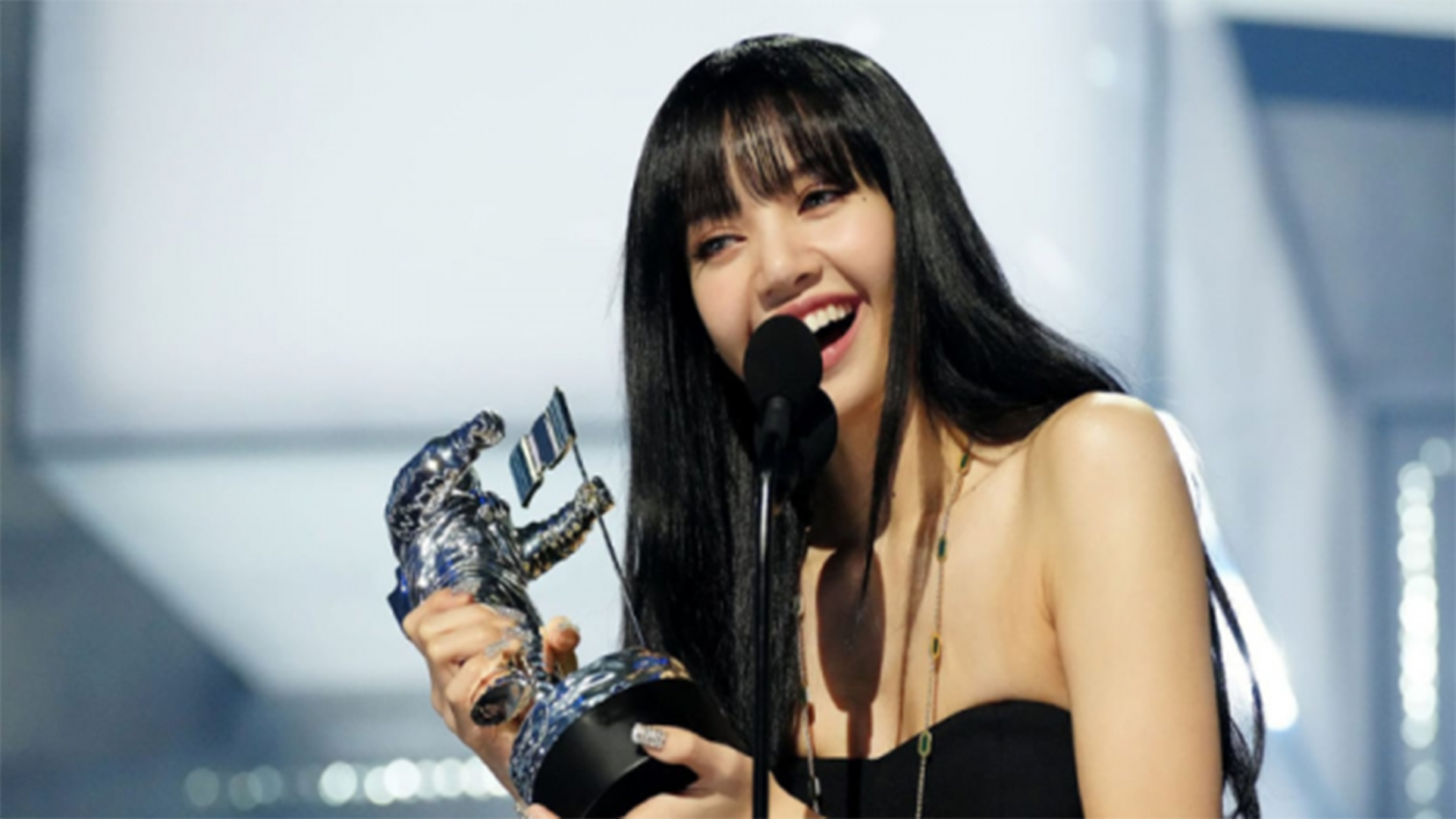 Lisa BLACKPINK Raih Penghargaan Best KPOP di MTV Video Music Awards 2022