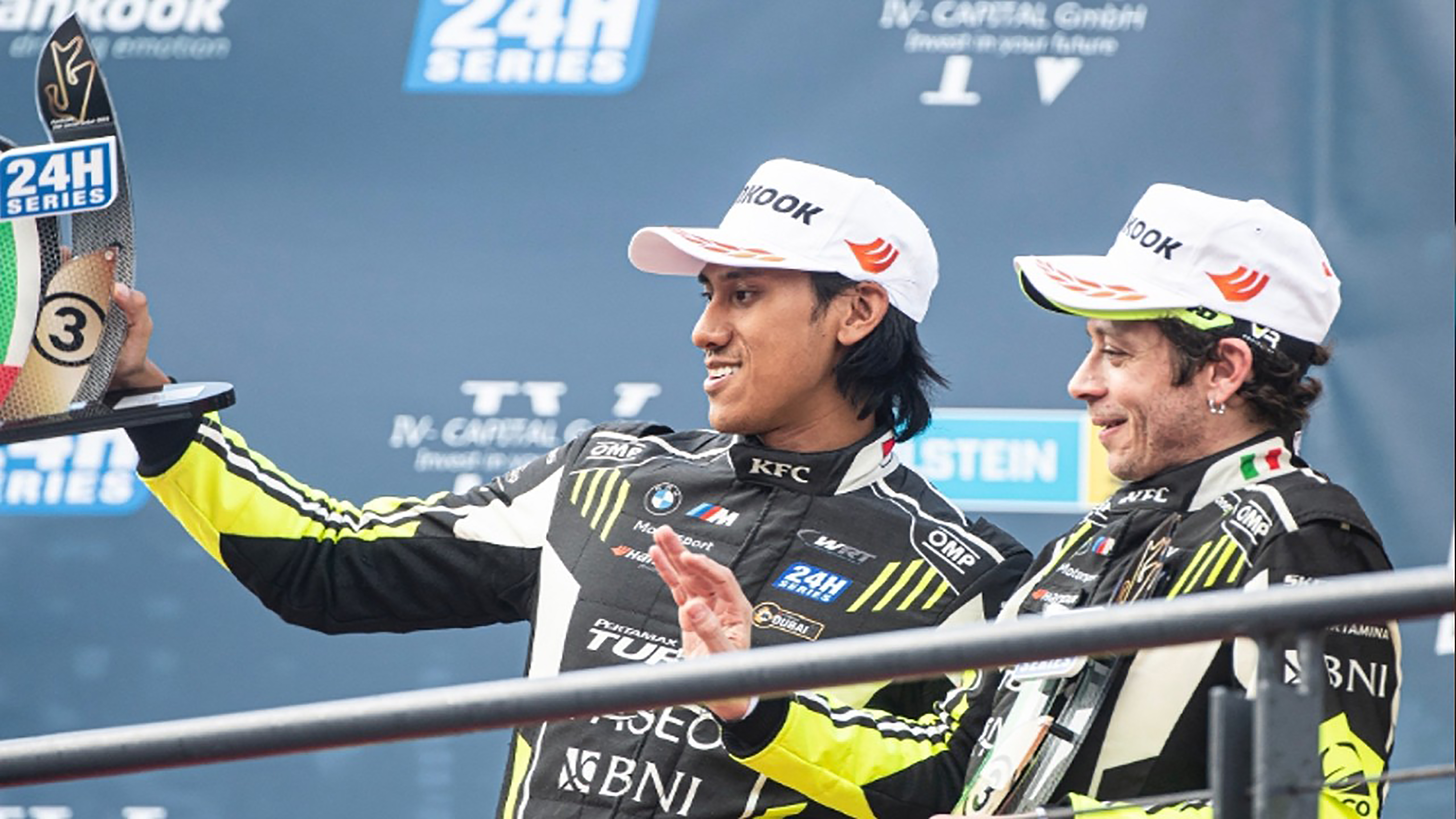 Sean Gelael Naik Podium Bersama Valentino Rossi di Dubai 24 Hours