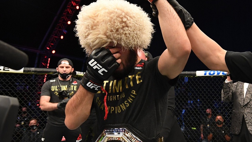 Penuhi Janji pada Sang Ibu Khabib Nurmagomedov Pensiun di Puncak Karir
